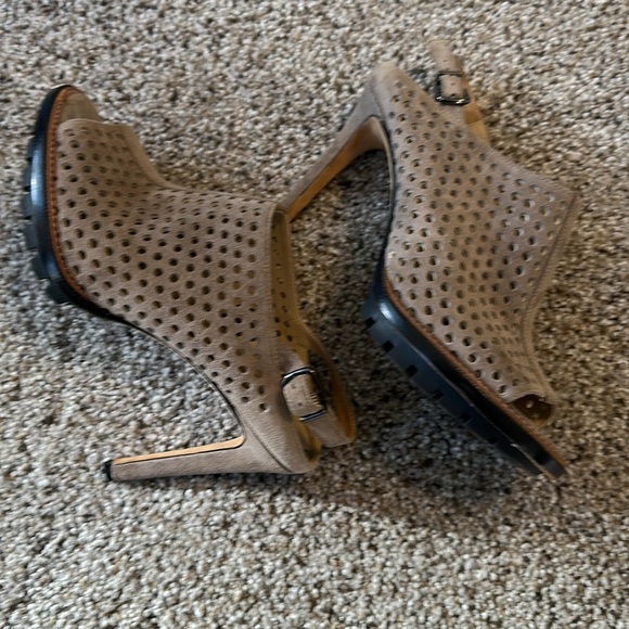 Via Spiga Suede perforated Peep Toe Heels, 7M, EUR 37.5, VGUC - Picture 8 of 8